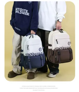 Détail de sacs à dos scolaires minimalistes bicolores avec boucles et poches multiples
