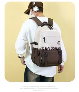 Détail du sac à dos bicolore en nylon avec boucles réglables et poches pratiques