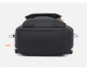Vue détaillée du fond du sac à dos noir pour ordinateur avec tissu imperméable