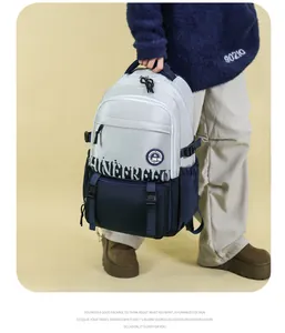 Détail du sac à dos scolaire gris et bleu marine avec sangles réglables et logo