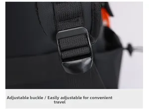 Détail d'une bandoulière rembourrée respirante avec boucle réglable sur sac à dos noir