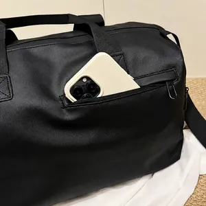 Detail van reistas met ritsvak aan de voorkant en smartphone voor de grootte
