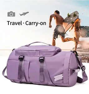 Detail der lila wasserdichten Reisetasche mit Riemen und praktischer Seitentasche