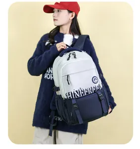 Vue détaillée du sac à dos bicolore élégant avec poches multiples et boucle décorative