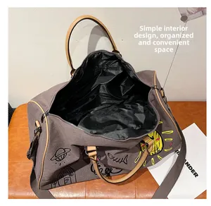 Dettaglio dell'ampio scomparto interno e della fodera nera della borsa da viaggio graffiti