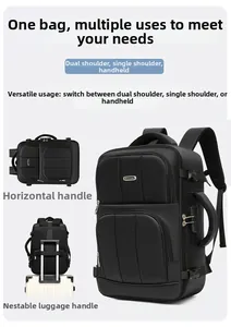 Dettaglio dello zaino porta PC impermeabile con scomparti multipli e fascia per trolley