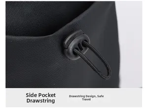 Détail du cordon de serrage de la poche latérale réglable sur un sac à dos noir pour ordinateur