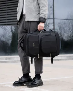 Primo piano di un uomo che tiene una borsa business per laptop nera con fibbie in metallo