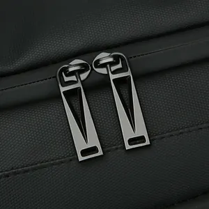 Dettaglio delle doppie cerniere in metallo sulla borsa sportiva in nylon nero