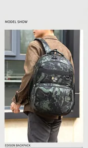 Model toont camouflage rugzak met zijvakken en details van de ritssluiting