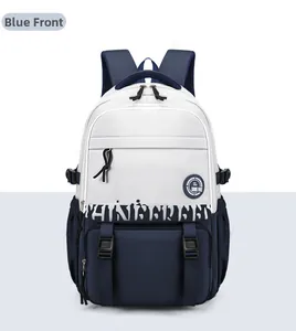 Vue détaillée de l'avant d'un sac à dos scolaire bleu et blanc avec boucles et logo