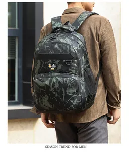 Zijaanzicht van een grote camouflage rugzak met meerdere ritsvakken op een model