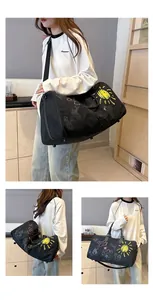 Détails du sac de voyage noir à graffitis montrant les broderies et les modes de portage