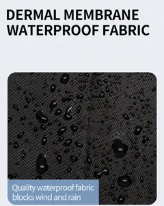 Dettaglio del tessuto nero impermeabile con gocce d'acqua sul materiale tecnico intrecciato
