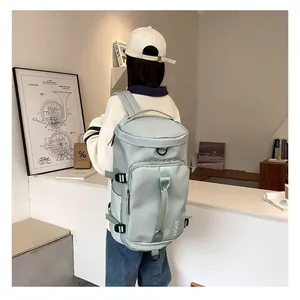 Rückansicht eines minzgrünen Sportrucksacks mit zylindrischem Design und Seitenschnallen