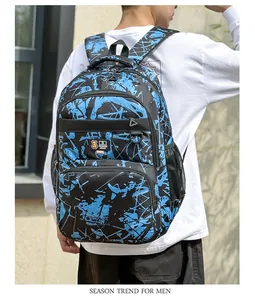 Detail van een blauwe en zwarte rugzak met graffiti-patroon en mesh zijvakken en vakken