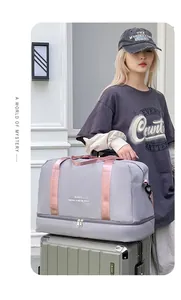 Vista de detalle de bolsa de viaje con compartimento inferior para zapatos y asas rosas