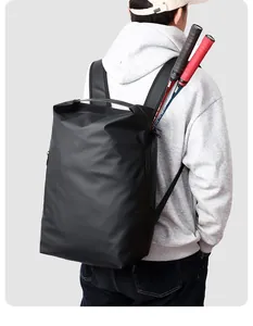 Detail eines wasserdichten Sportrucksacks mit Seitenfach für Badmintonschläger