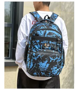 Achteraanzicht van model met grote zwarte reisrugzak met blauwe graffiti-prints