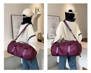 Detailansicht der lila Reisetasche mit Schuhfach an einem lässigen Modell