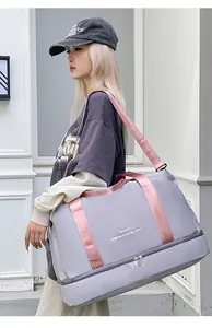 Detalle de bolsa de viaje lila con compartimento seco-húmedo y correa rosa brillante