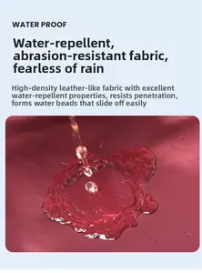 Wasserdichtes High-Density-Filmgewebe mit Wassertropfen auf dem weinroten Sportrucksack