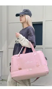 Detalle de bolsa de viaje rosa de gran capacidad con compartimento inferior independiente