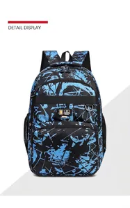 Detailweergave van grote zwarte rugzak met blauwe inktspatten en mode sport-embleem