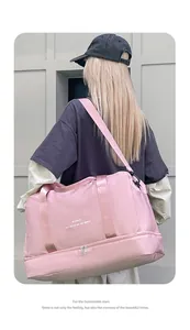Bolsa de viaje rosa impermeable con compartimento inferior y correa ajustable