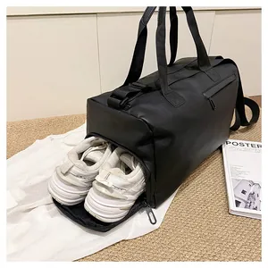 Detail van de zwarte reistas met een apart waterdicht zijcompartiment voor schoenen