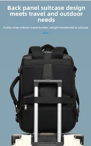 Dettaglio della fascia per trolley su uno zaino porta PC impermeabile da viaggio