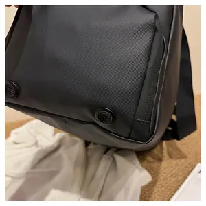 Detail van waterdichte zwarte nylon tas met ventilatieopeningen en duurzame stoftextuur