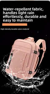 Vista detallada de la mochila de nailon rosa resistente al agua con salpicaduras y cremalleras