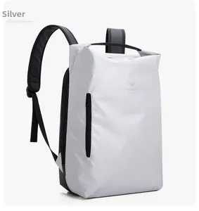 Silberner Sportrucksack mit wasserdichtem Gewebe und Free Movement Logo Aufdruck