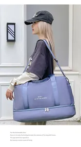 Detalle de bolsa de viaje multifuncional con tela impermeable y compartimento para calzado