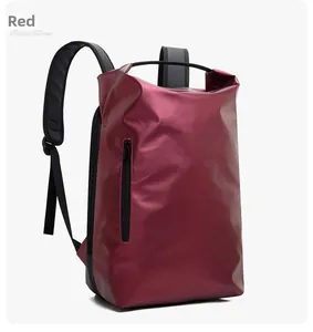 Detailansicht eines weinroten wasserfesten Fitness Rucksacks mit einzigartigem Rollverschluss