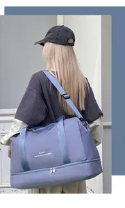 Bolsa de viaje grande morada con compartimento para zapatos y correa ajustable