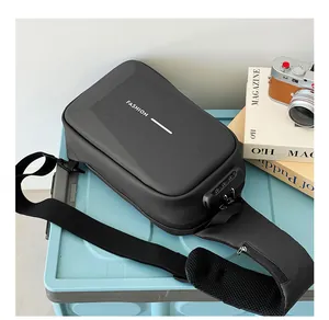 Vista detallada del bolso bandolera rígido negro con cierre de seguridad y estampado