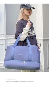 Detalle de bolsa de viaje lila con compartimento inferior para zapatos y nailon impermeable
