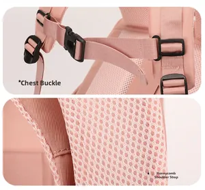 Detalle de mochila rosa con correas de malla de nido de abeja y hebilla de pecho