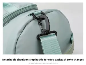 Detail van de afneembare zwarte haak en groene nylon riem op de grote sporttas