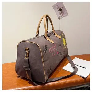 Détail du sac de voyage avec graffiti d'art montrant la grande capacité et la toile