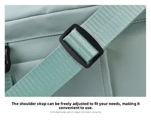 Detail van de verstelbare nylon schouderriem met gesp voor de mintgroene sporttas