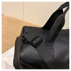 Detail van zwart waterbestendig nylon met versterkt handvat en verstelbare schouderband