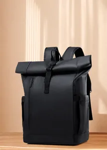 Détails du sac à dos business étanche avec roll-top et poches sur surface en bois