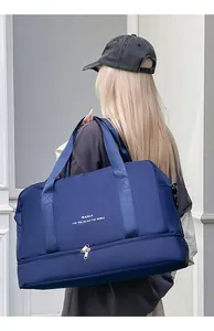 Detalle de bolsa de viaje grande con separación seco-húmedo y compartimento zapatos