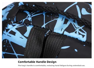 Detailopname van een versterkte nylon handgreep op een zwarte rugzak met blauwe geometrie