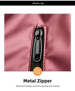 Detail eines schwarzen Metallreißverschlusses an einem burgunderroten Sportrucksack