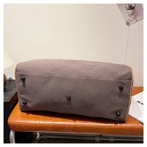 Vue détaillée du fond du sac de voyage avec cinq pieds en métal pour protéger la toile