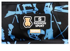 Detail van nylon rugzak met blauwe graffiti-patronen en een gele beer-logopatch